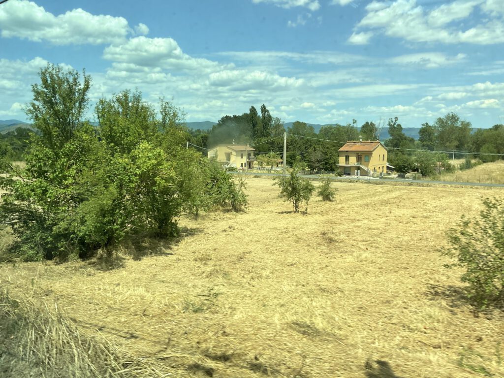 Blick aus dem Zugfenster, in der Toskana