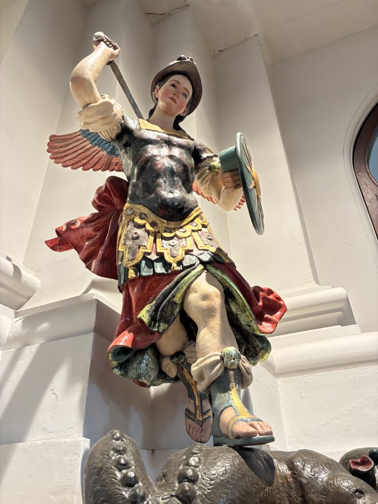 Erzengel Michael erschlägt mit dem Schwert das Böse. Statue im Hamburger Michel