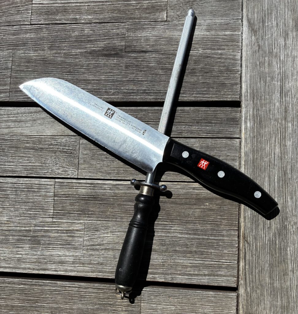 Eisenbearbeitung verboten! Ein Messer und ein Schleifstab. Illustration zu Sam 13,