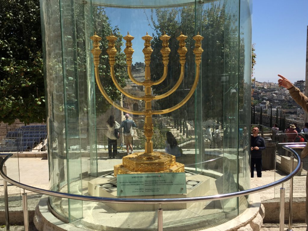 Nachbildung der Menorah vor dem Allerheiligsten. Foto: Ulf von Kalckreuth, Jerusalem, 4. April 2017.